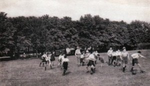 jeunes garçons jouant au foot