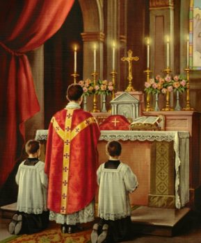 Prêtre célébrant la messe avec deux enfants de choeur