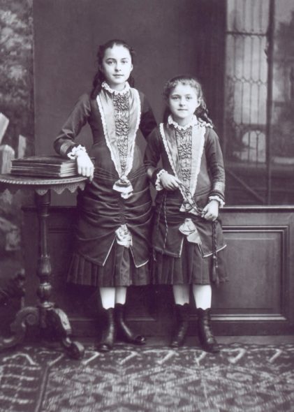 Sainte Thérèse à 8 ans avec sa soeur