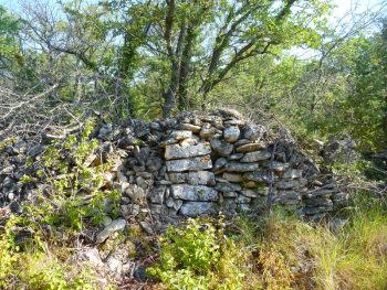 Muret en ruine du village égoïste