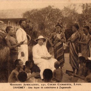 Missionnaire enseignant le catéchisme en Afrique noire